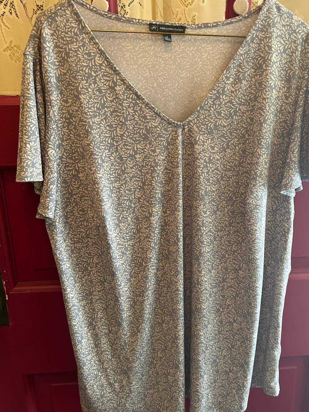 Adrianna Papell Women’s Short Sleeve V-Neck Shirt in Light Gray Leaf Print